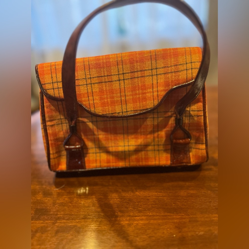 Vaughn New York hand bag orange twead, in excellent shape, and pre-loved !